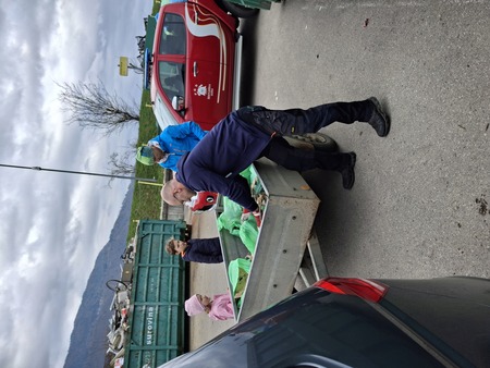 Posamezniki so pripeljali zbrale odpadke s prikolicami